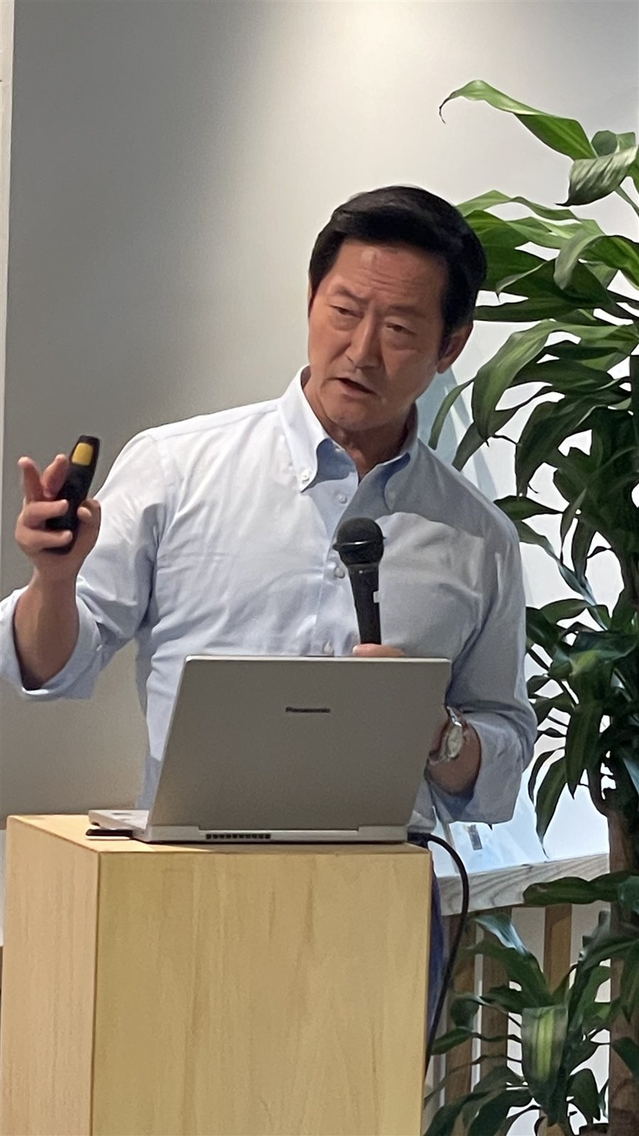 講演する原田隆史